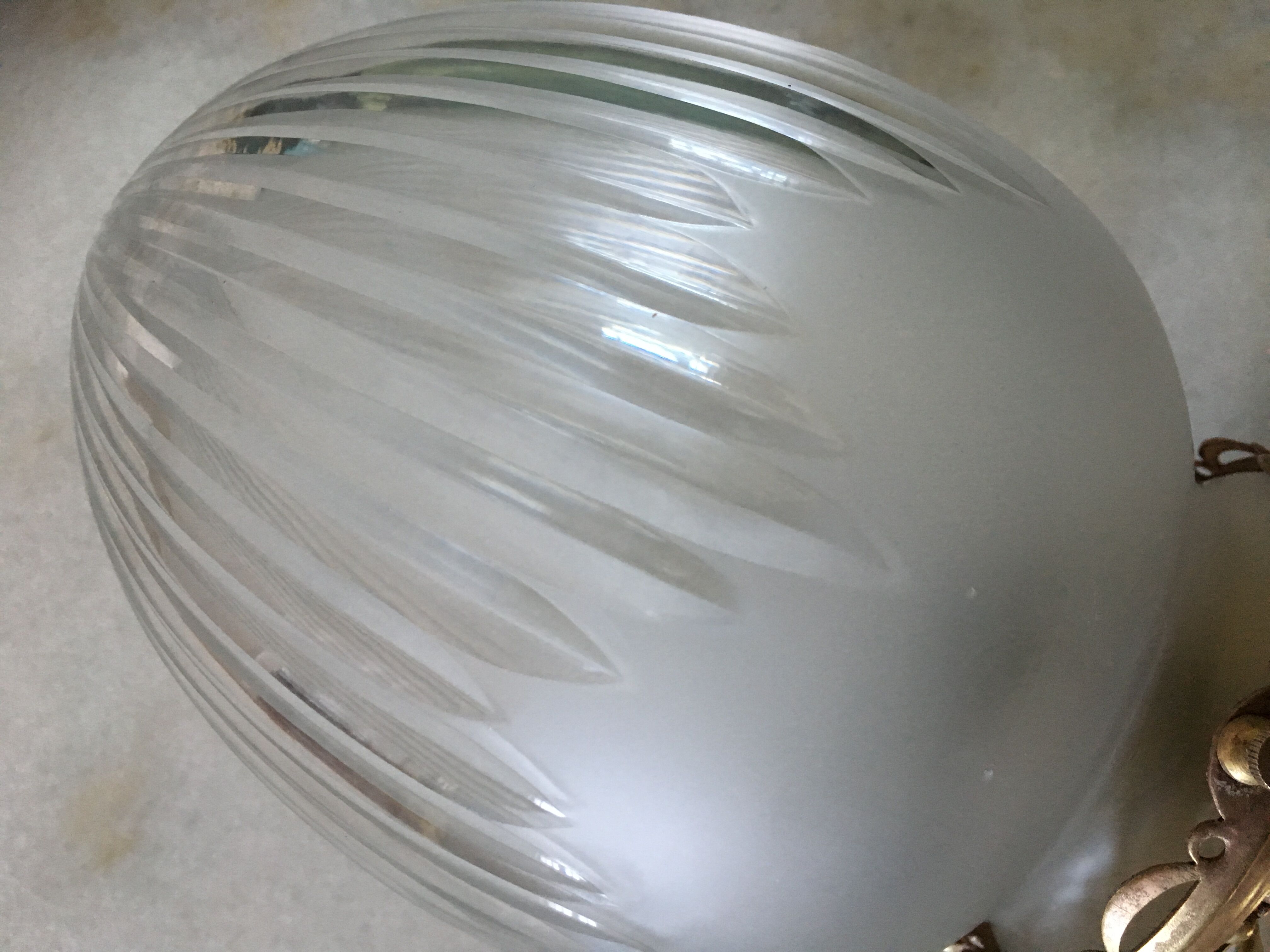 Plafonnier en forme d’obus en verre ciselé