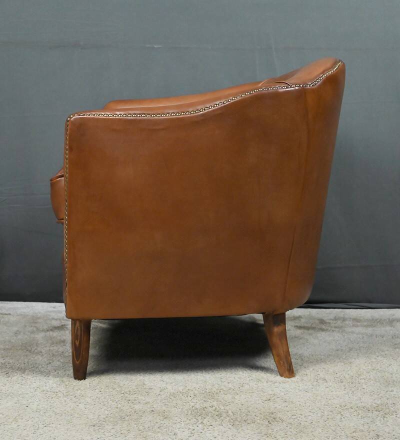 Solange club armchair in sheepskin leather.