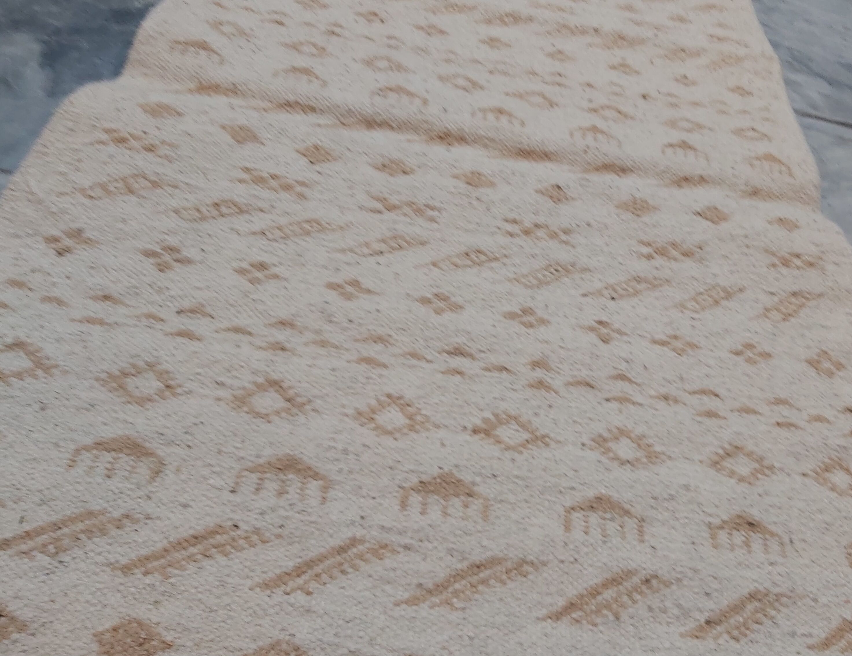 White and brown bed down carpet 122x62cm