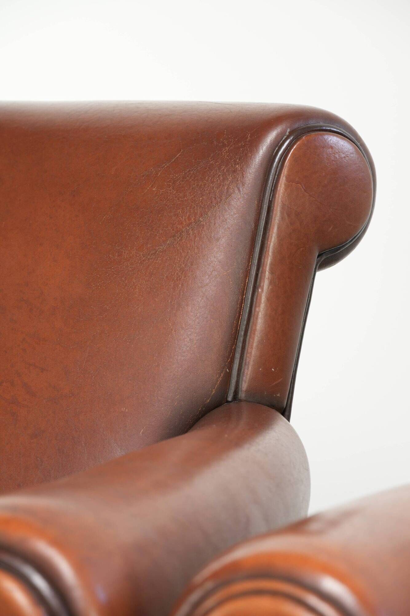 Set of 2 comfortable sheepskin armchairs with a timeless look