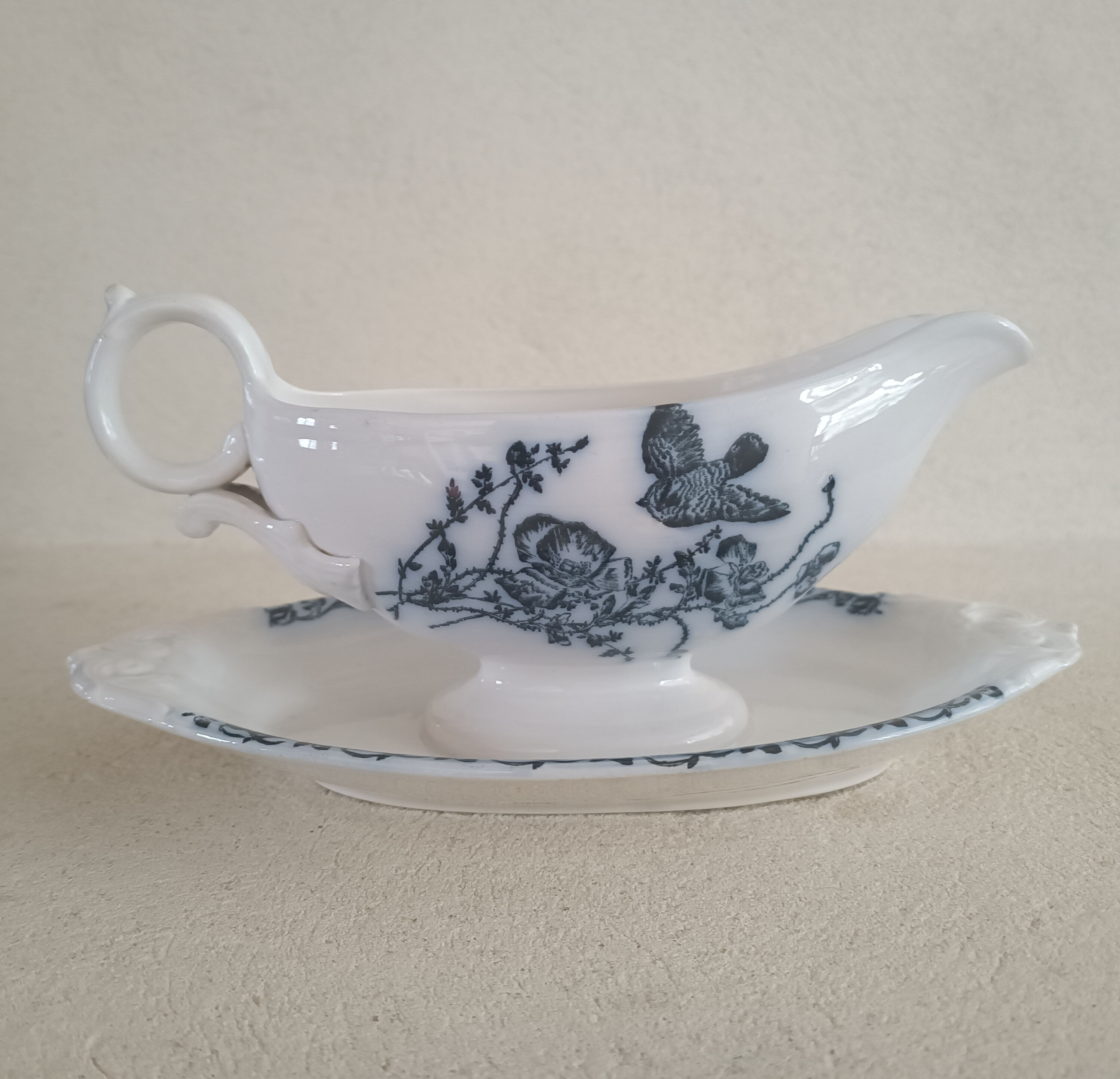 Onnaing iron earth service, plates, salad bowl and sausage maker