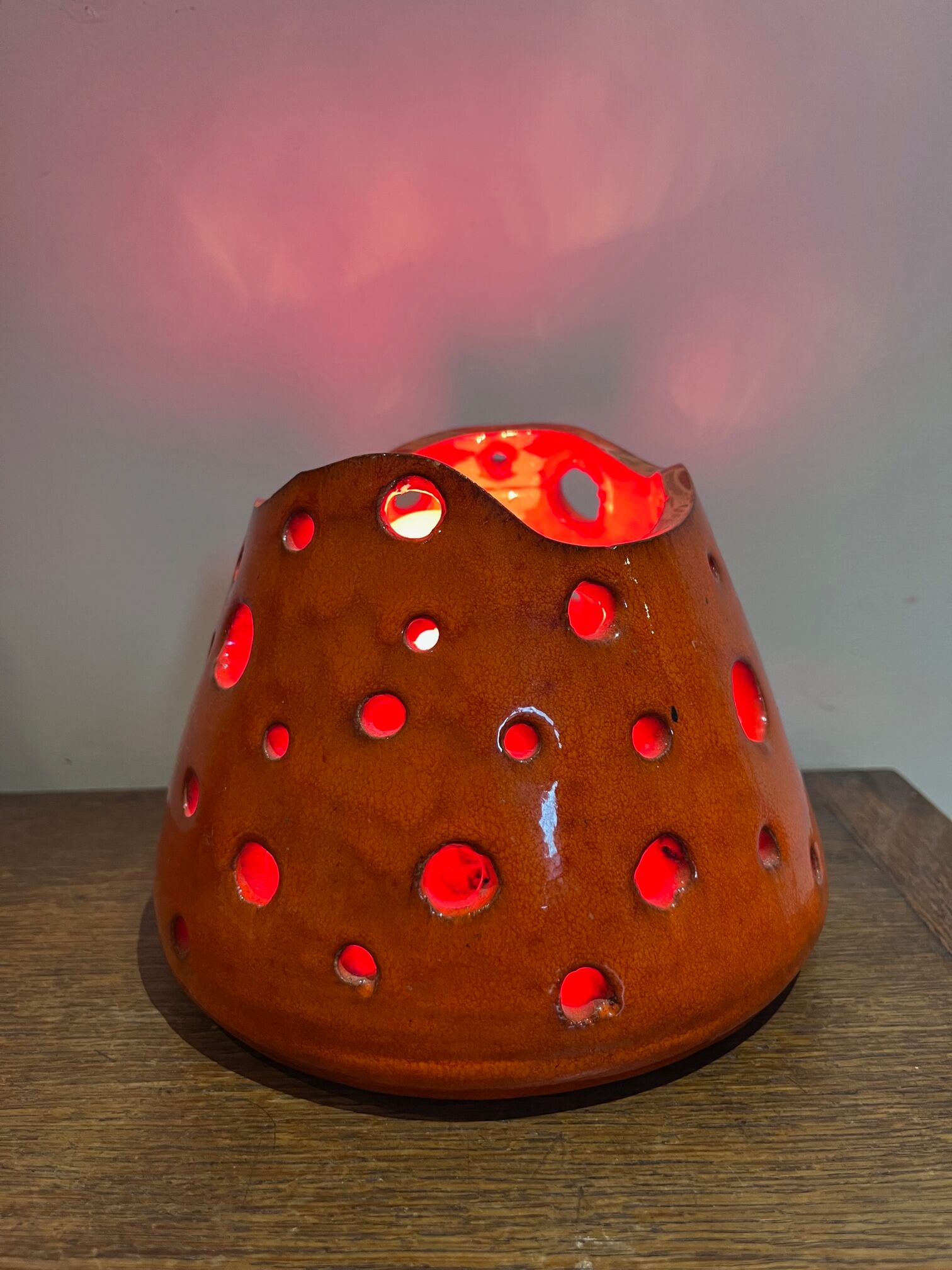 Openwork orange ceramic lamp