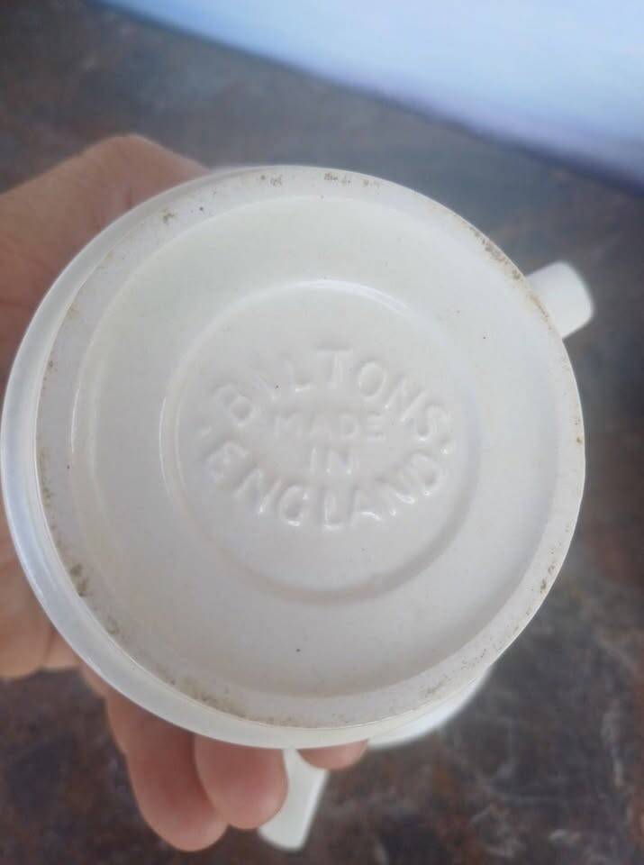 4 vintage Biltons mugs