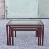 Tables gigognes en métal laqué bordeaux et laiton, France 1950s