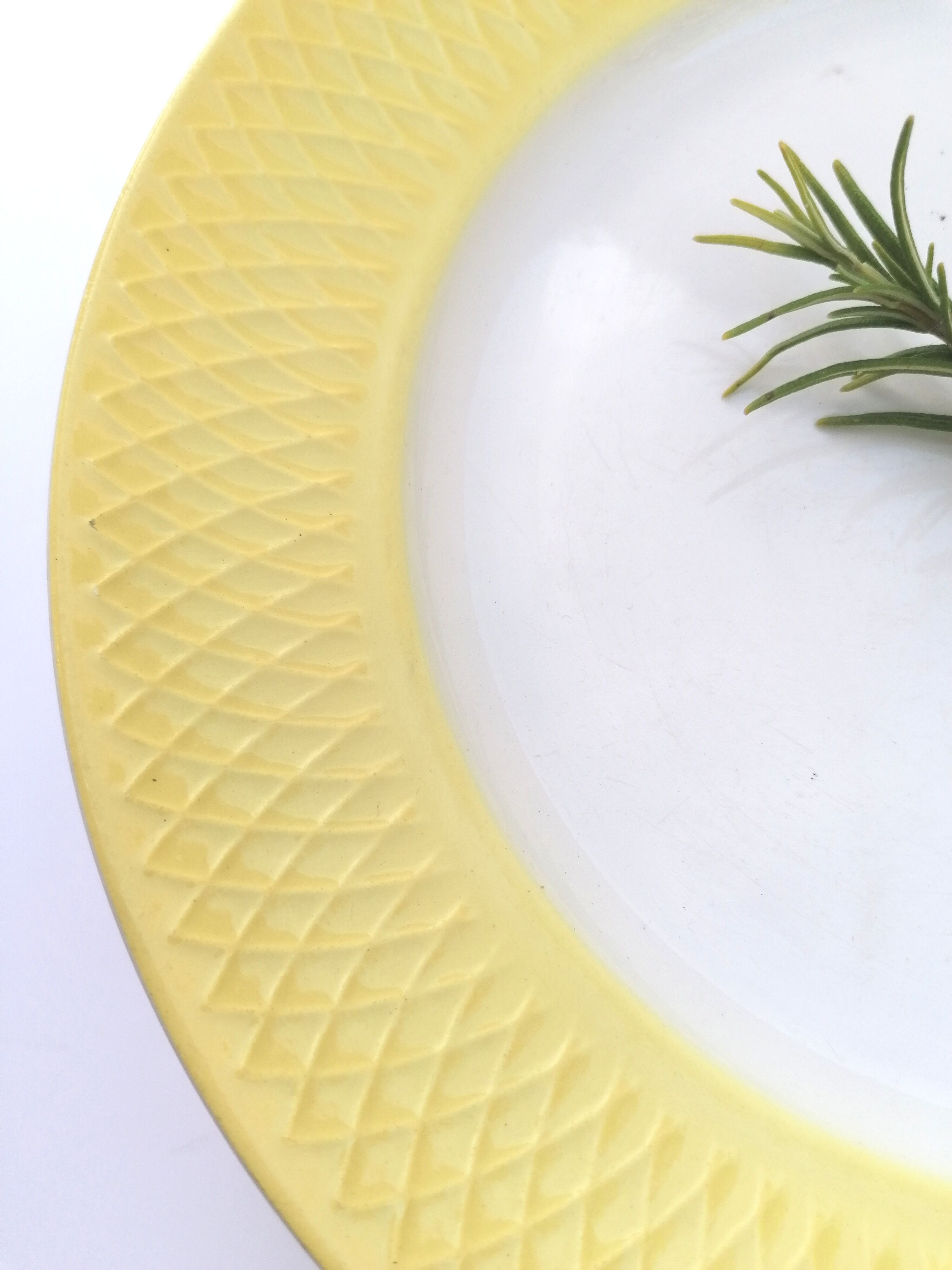 Set of 6 plates made of 50s earthenware / white and yellow in relief