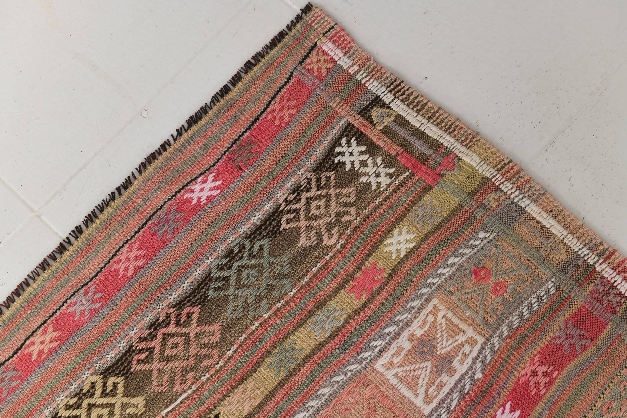 Tapis kilim ancien pastel, teintes délavées rose & vert, charme bohème,