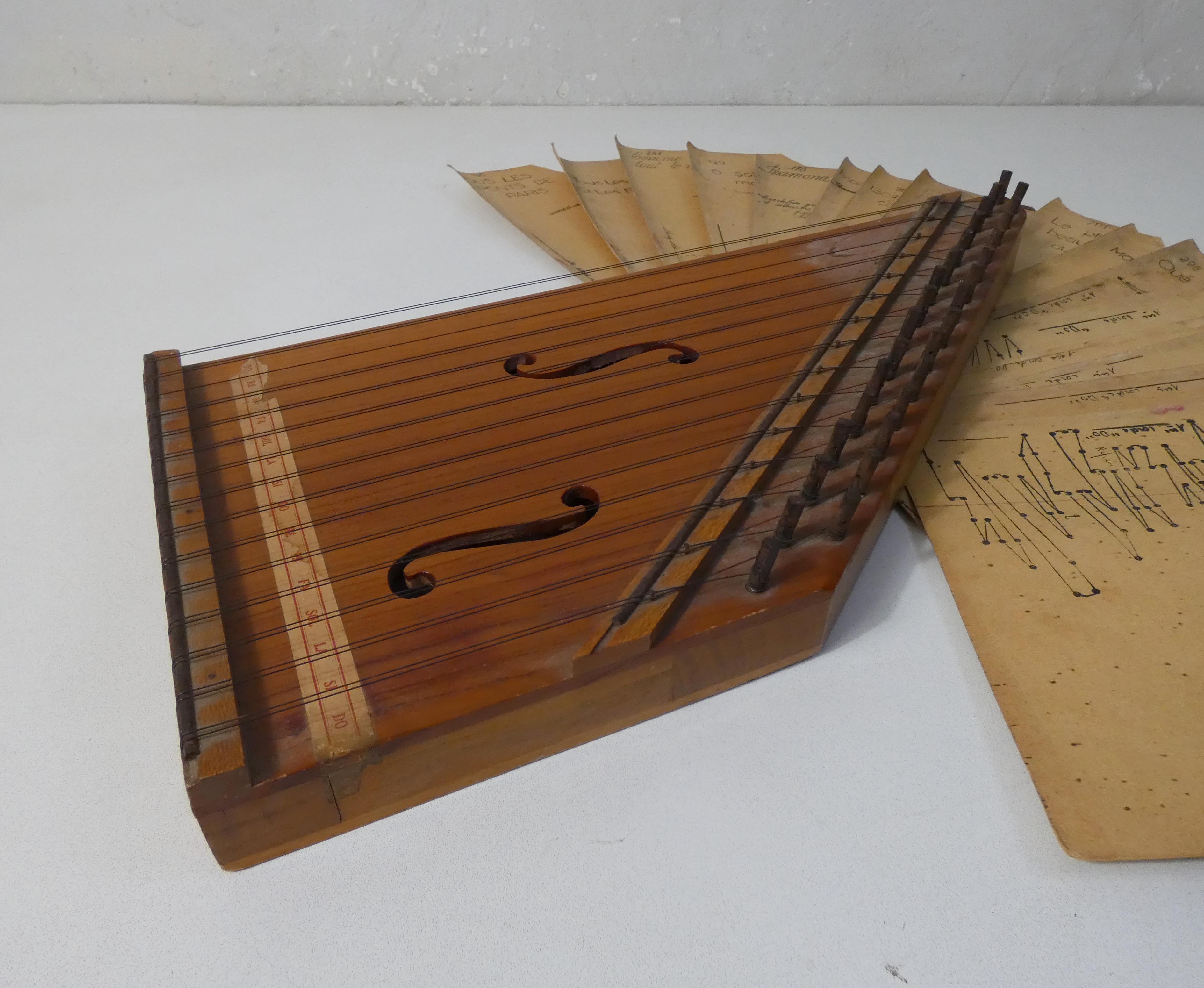 Old zither with 17 scores