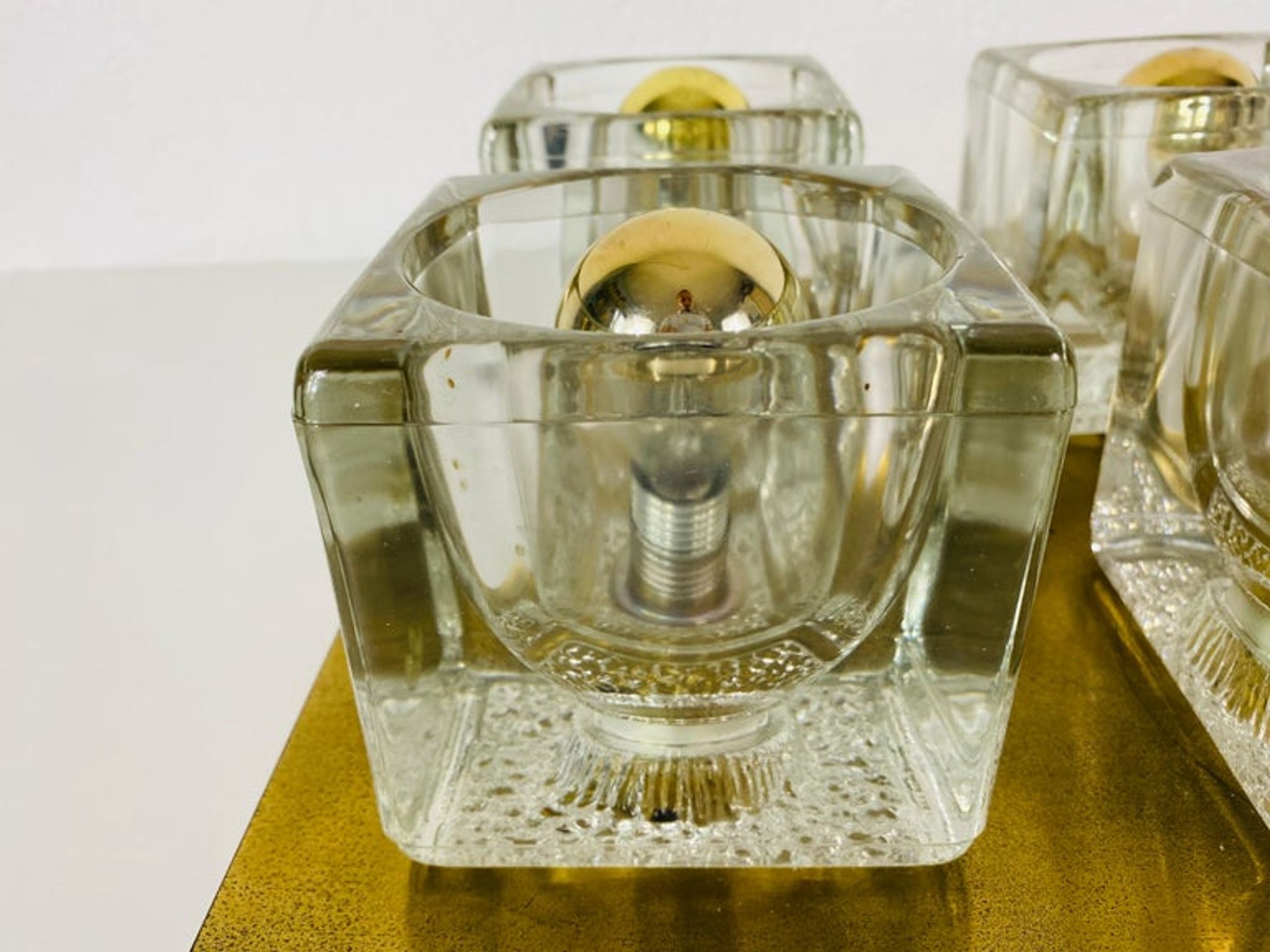 Applique à cube en laiton et verre givré de Peill & Putzler 1970