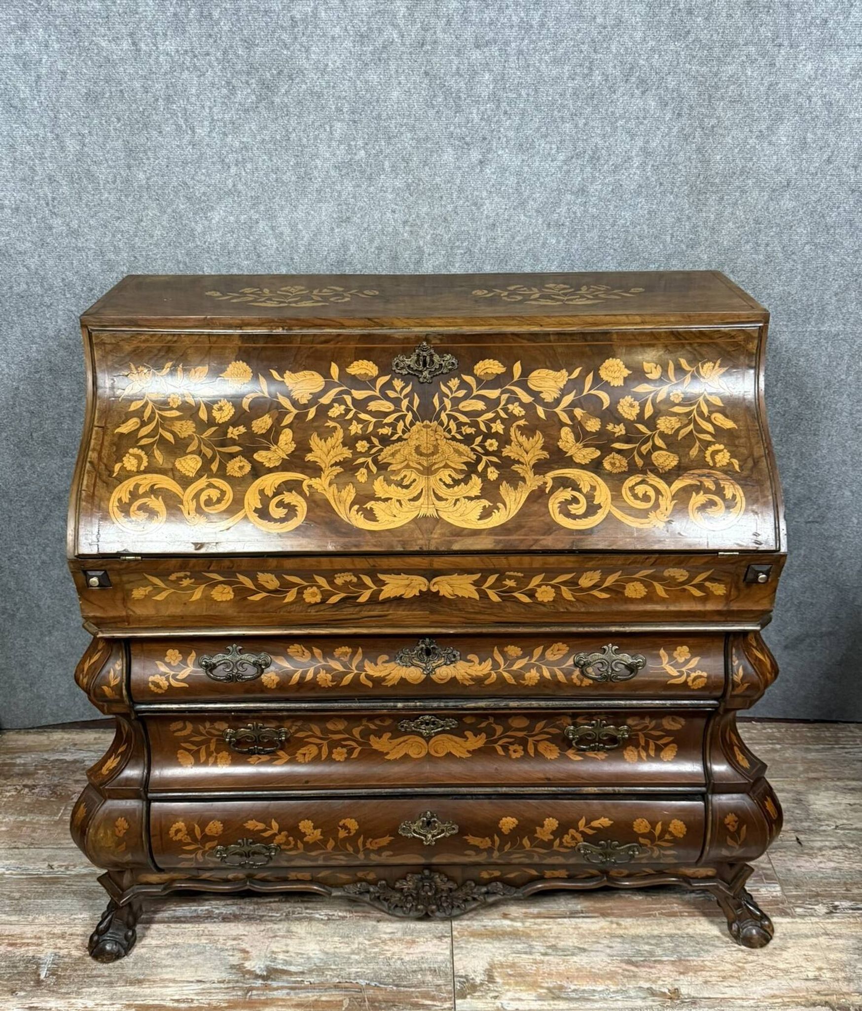 Holland 18th century: Scribanne chest of drawers with curved shape in molded wood