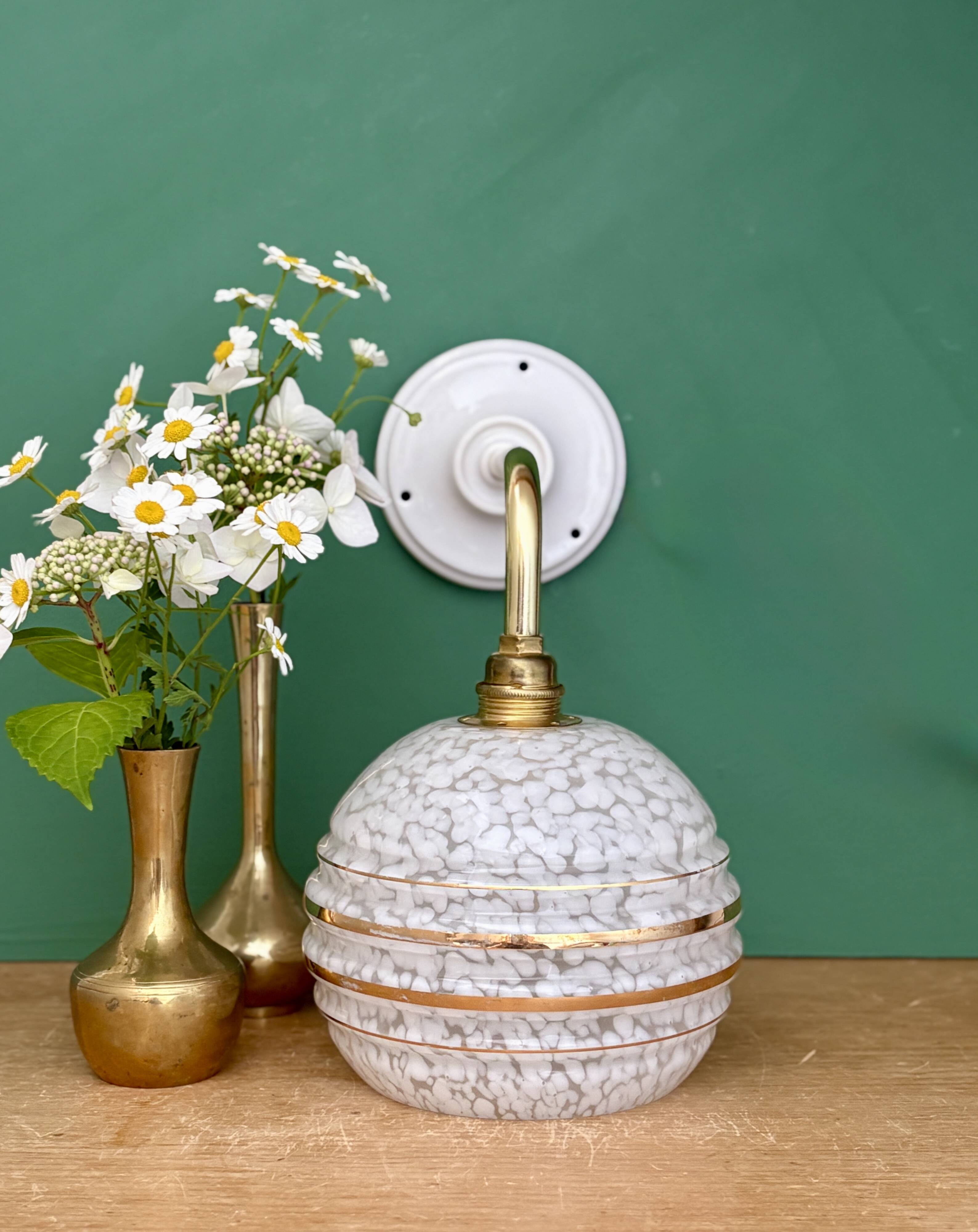 Applique coudée globe vintage en verre de Clichy blanc et doré
