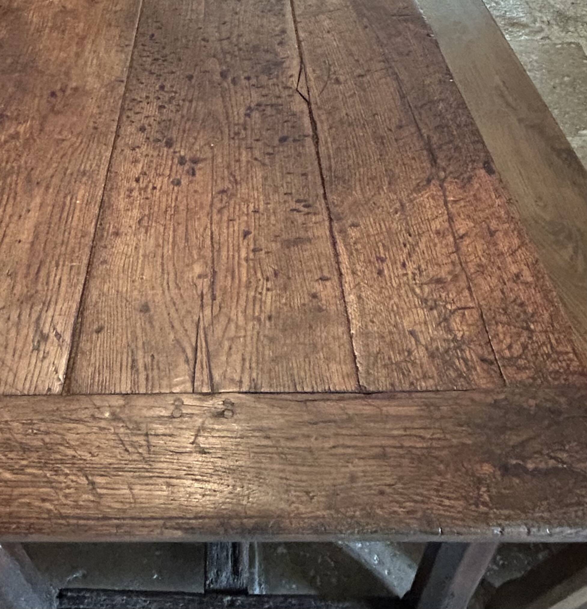 Table de ferme en chêne et 2 bancs, 18ème siècle