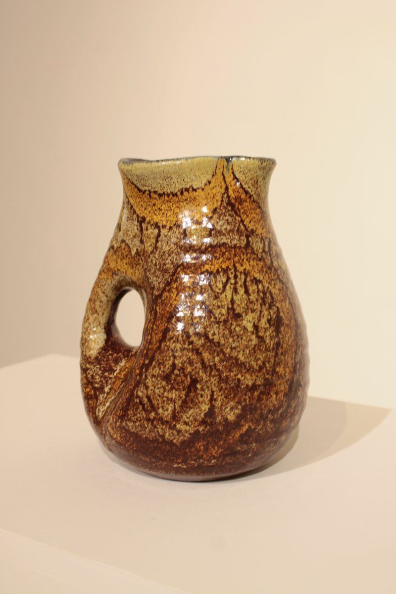 Organic-shaped pitcher - Accolay pottery