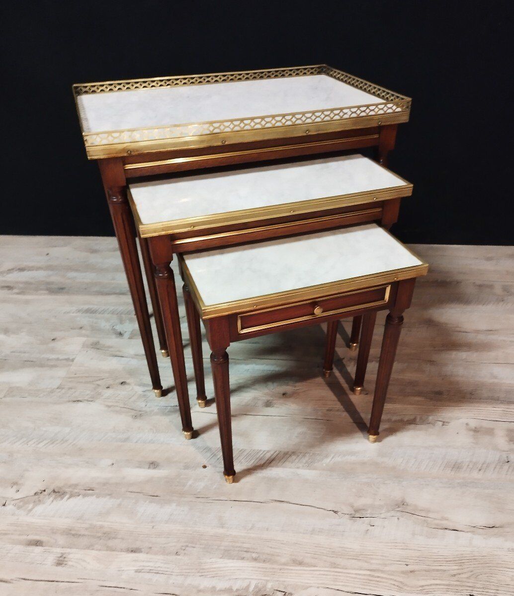 Tables gigognes Louis XVI en acajou