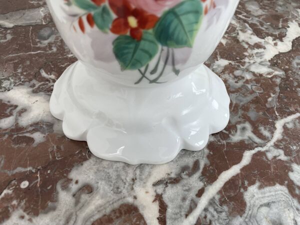 Paire de grands vases d’église XIXe en porcelaine de Paris blanche peinte