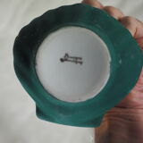 Porcelain pocket tray in the shape of a golden scallop shell with duck green background from the 50s/60s