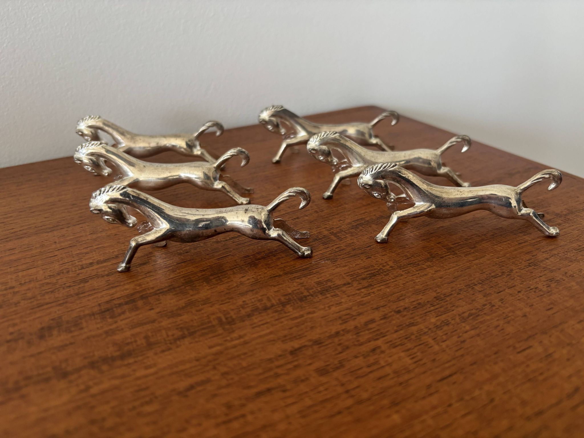 Set of 6 vintage galloping horse knife rests in silver-plated metal.