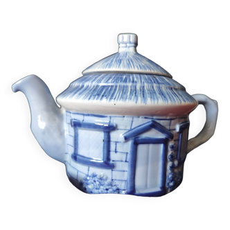 Thai teapot / hand painted porcelain Thailand