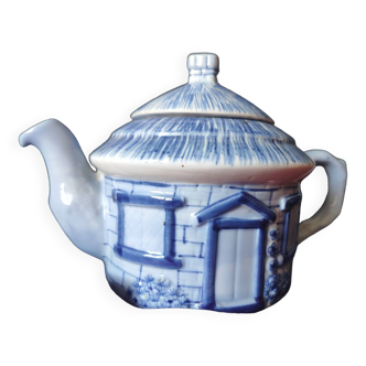 Thai teapot /hand painted porcelain Thailand