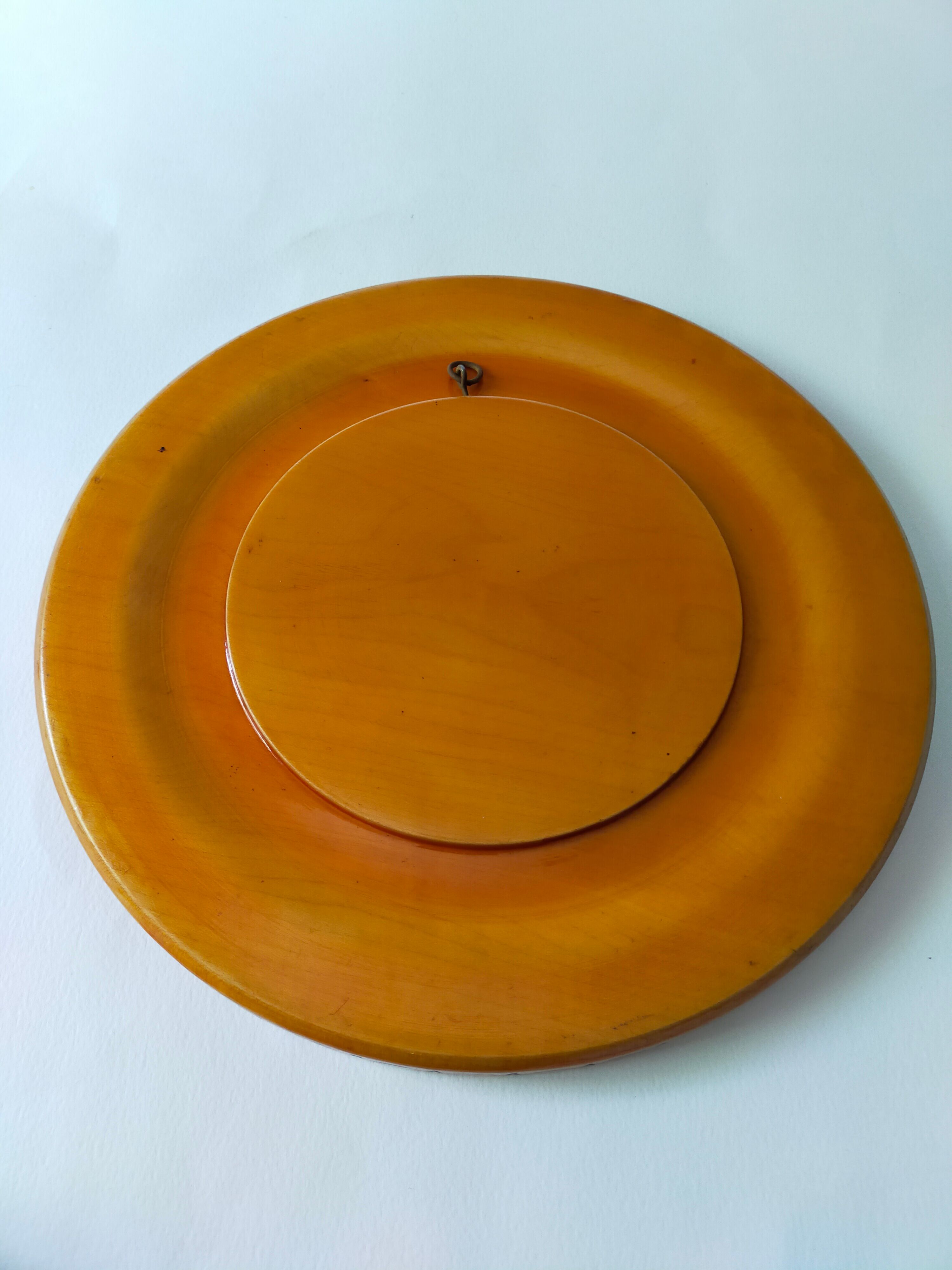Round top in carved wood and vintage varnish