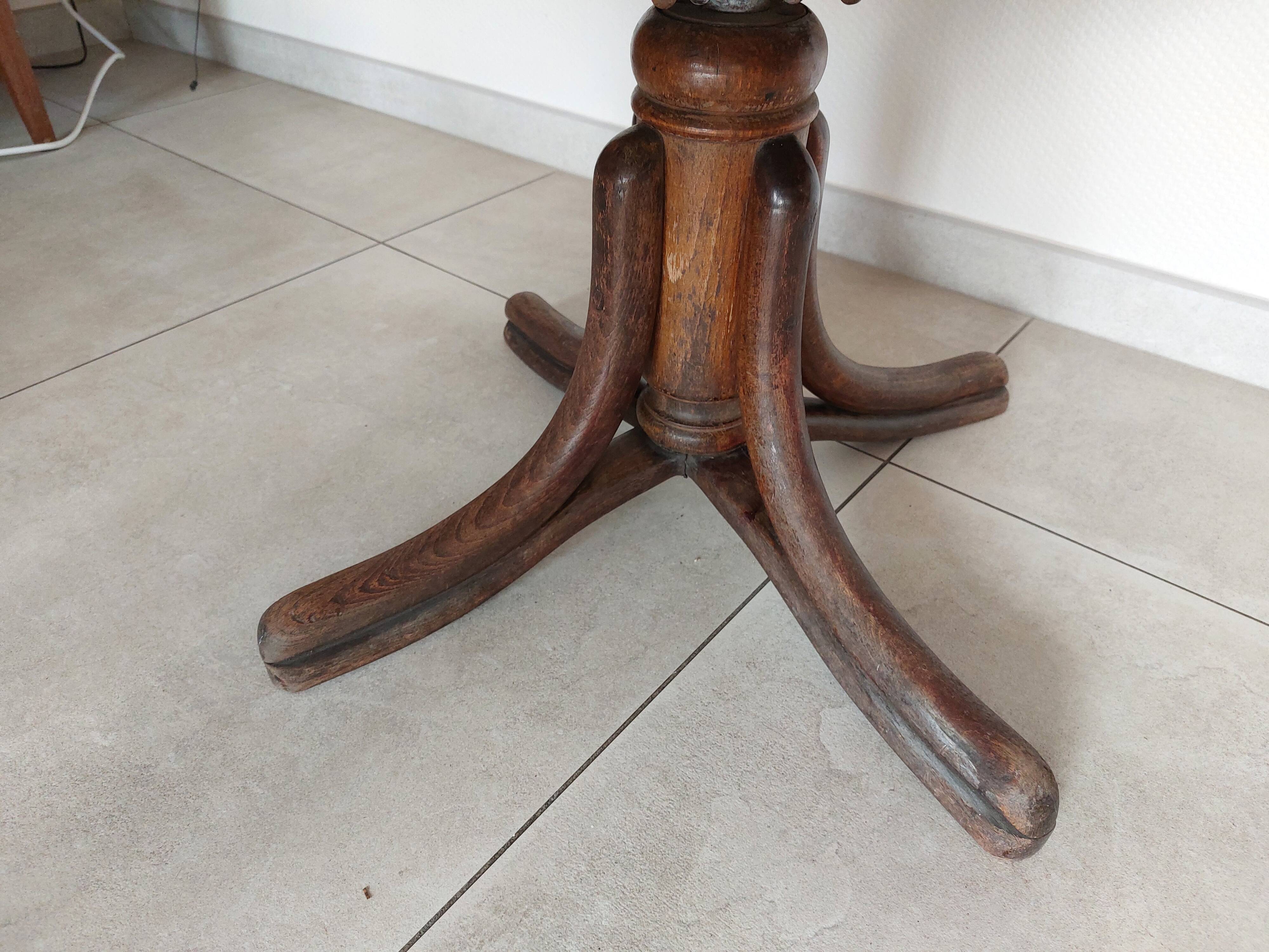 Thonet armchair, swivel, in wood and faux leather.