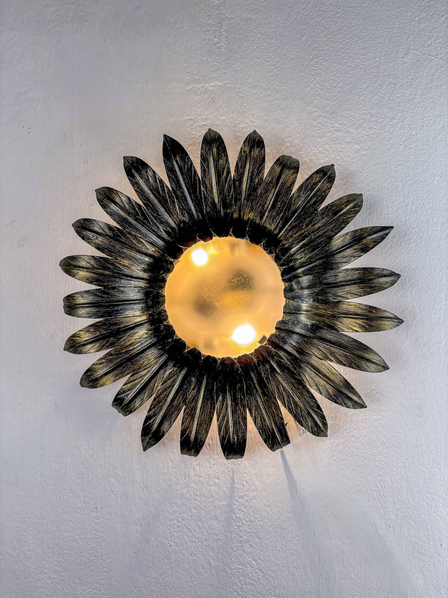 Plafonnier en fer doré à feuillage en rayons de soleil espagnol, années 1960.