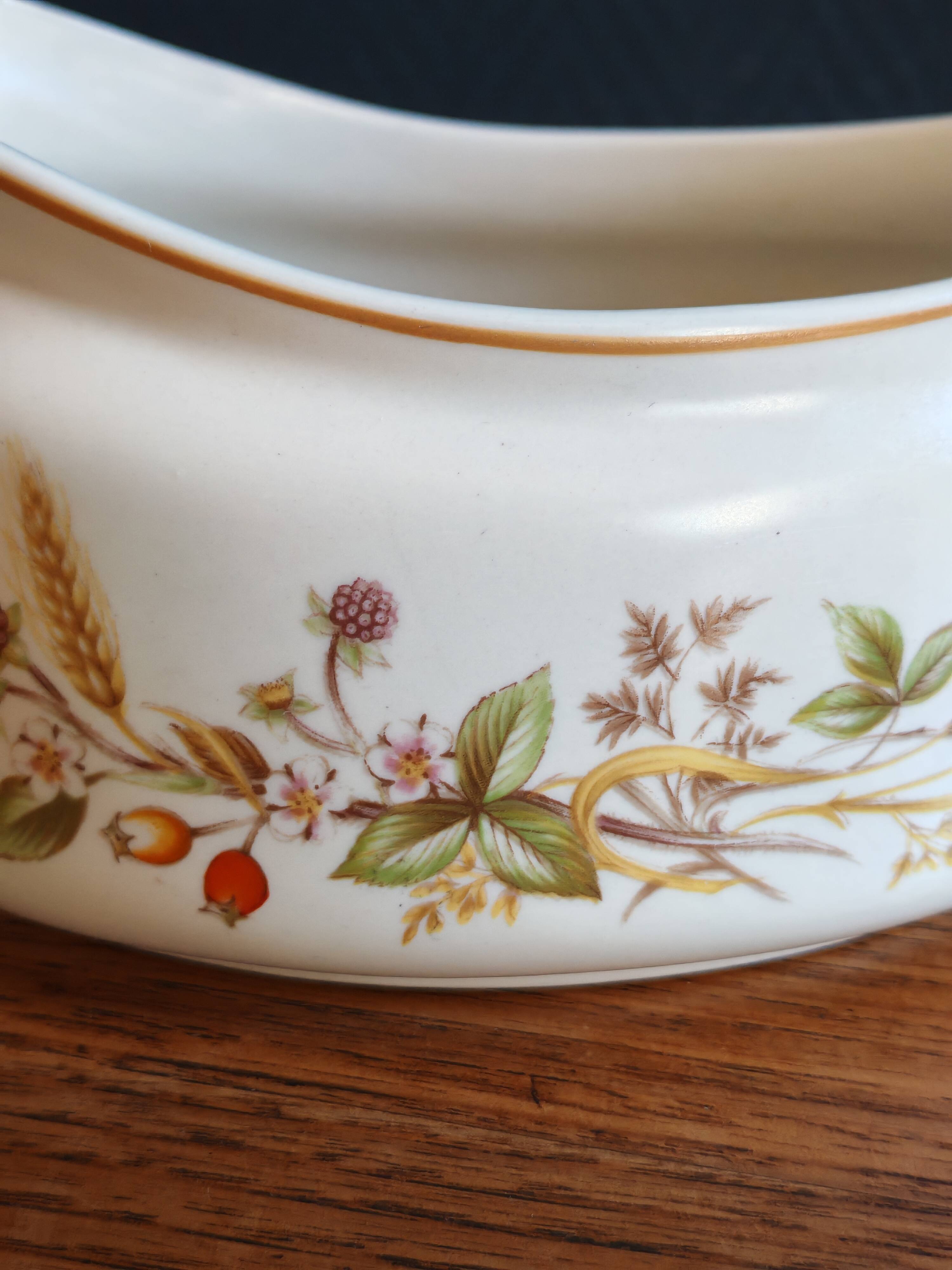 "Harvest 1418" sauceboat in English porcelain
