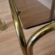 Table basse italienne vintage : laiton et verre fumé, style moderne du milieu du siècle