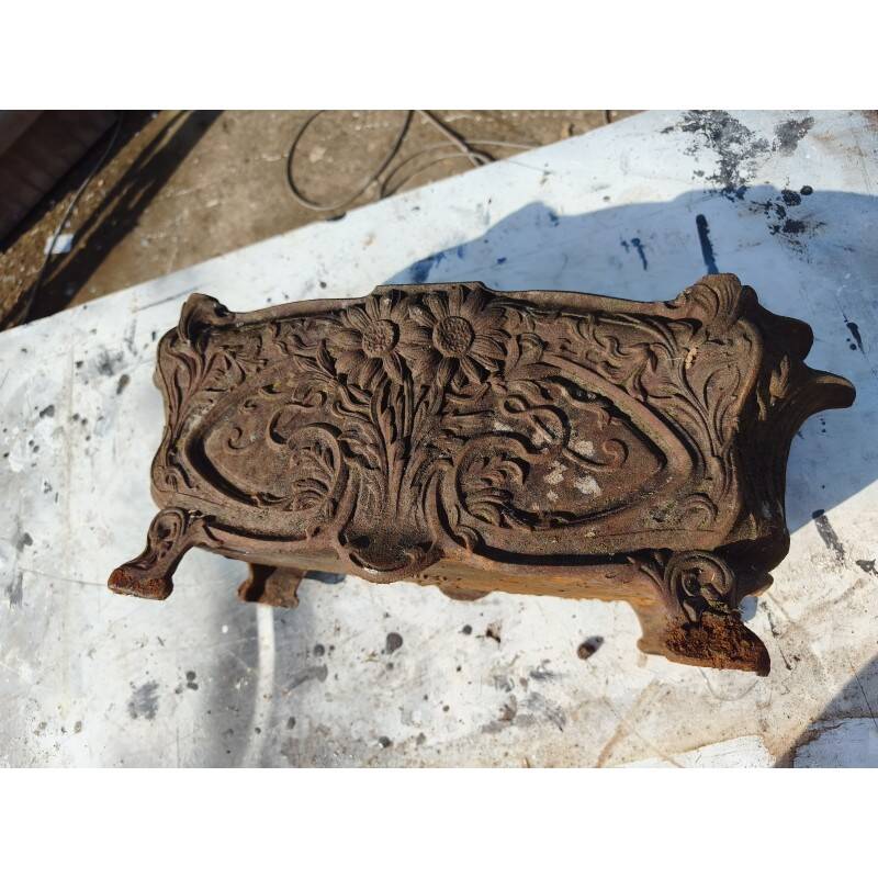 Pair of cast iron planters from 1900 by the Charleville-Mézières establishments.