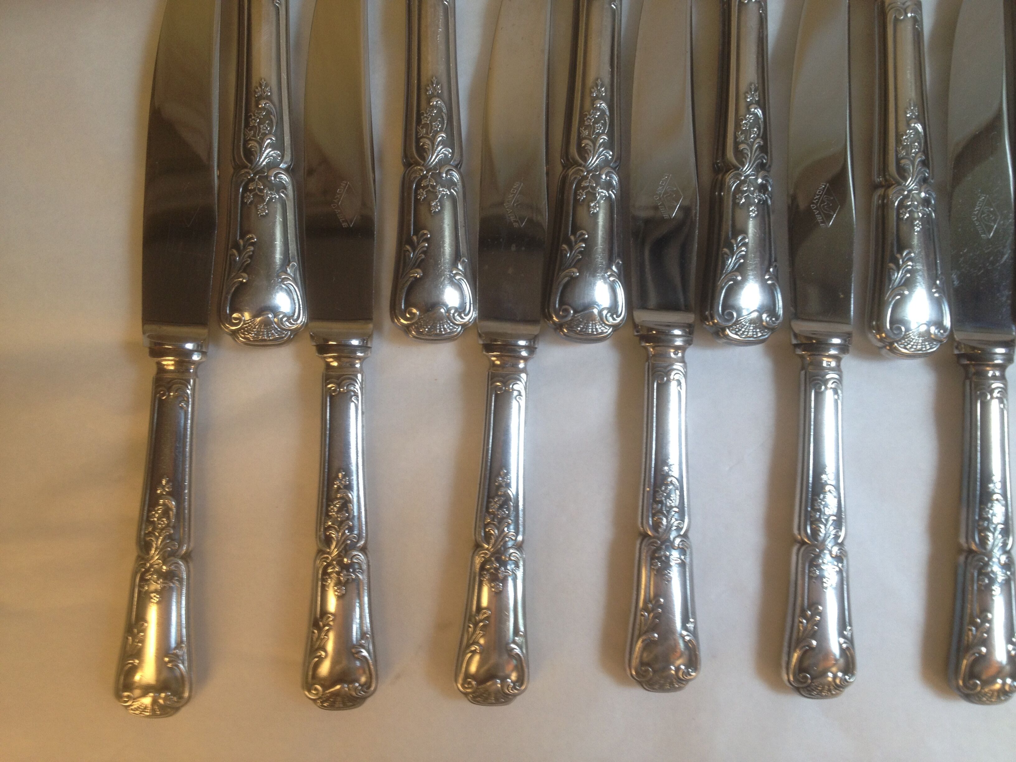 24 silver metal knives and Louis XV style stainless steel blade