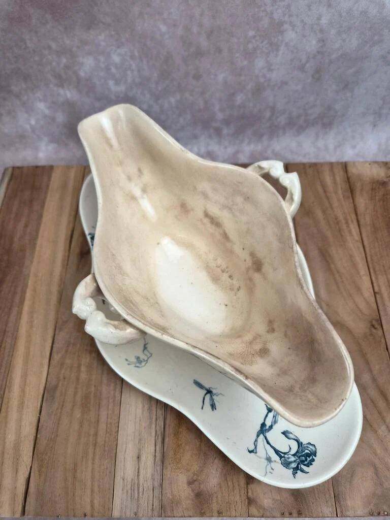Saucière ancienne Gien Iris en terre de fer, fin XIXe siècle