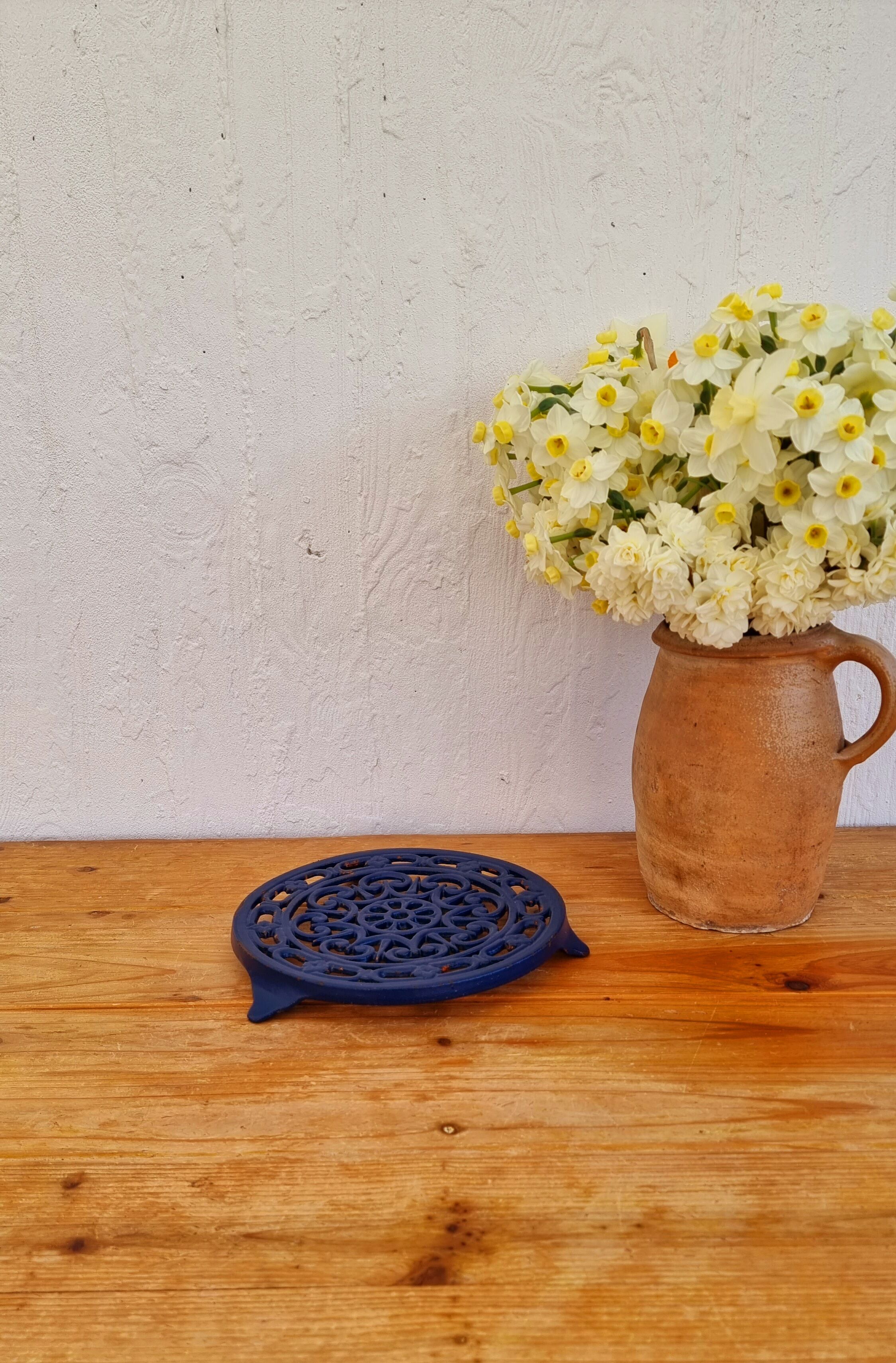 Decotec round cast iron trivets