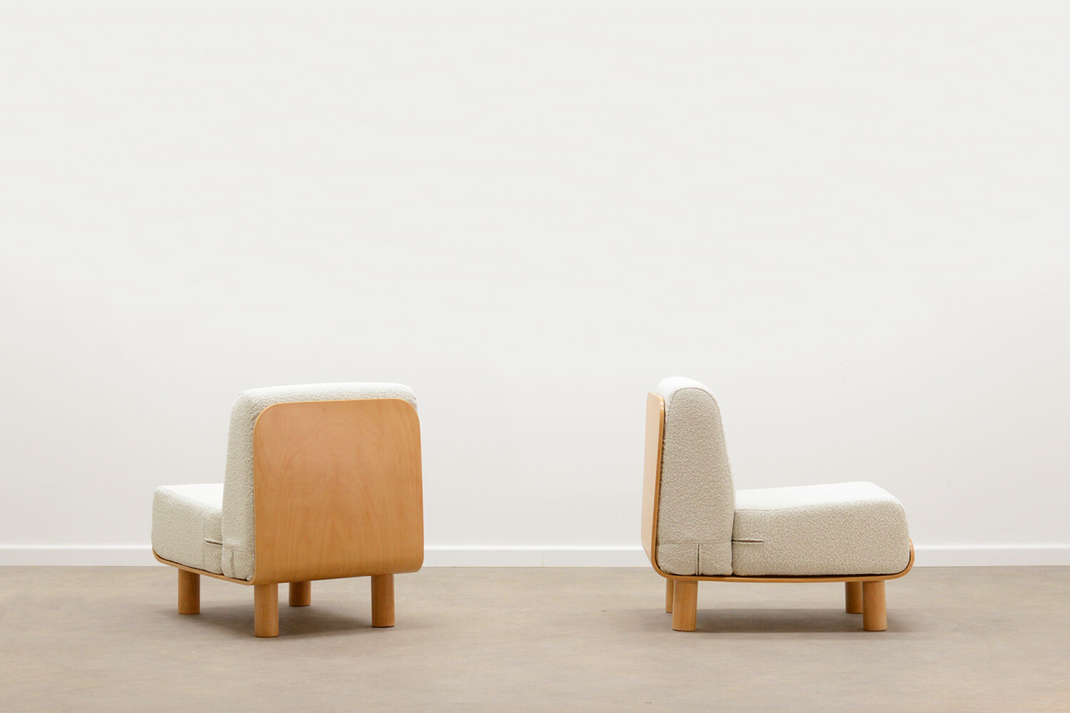 Set of 2 bent plywood and bouclé chairs 70s.