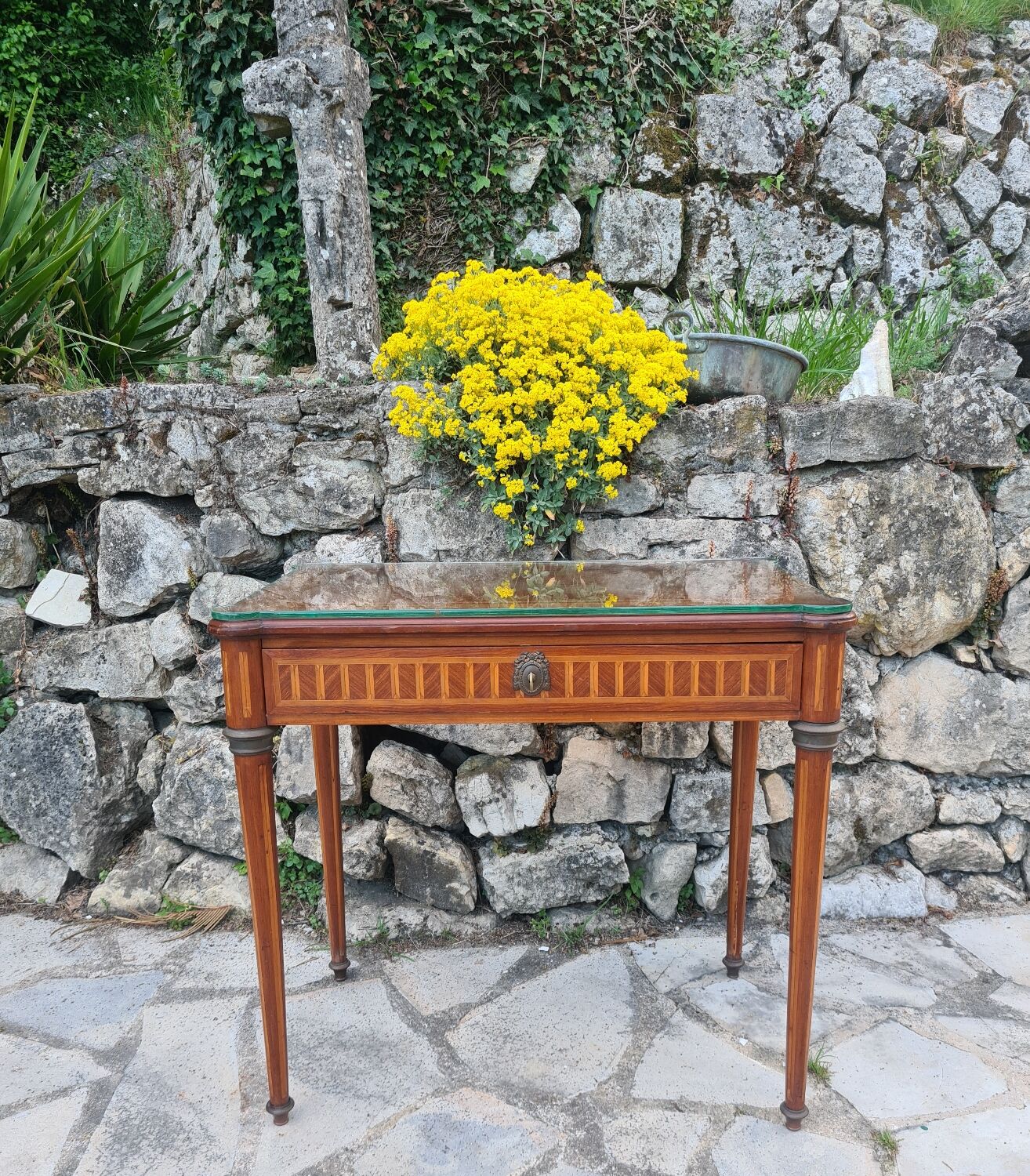 Small desk table in marquetry