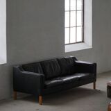 Three-seater canapé by Mogens Hansen, mid-century, in patinated black leather and solid beech.