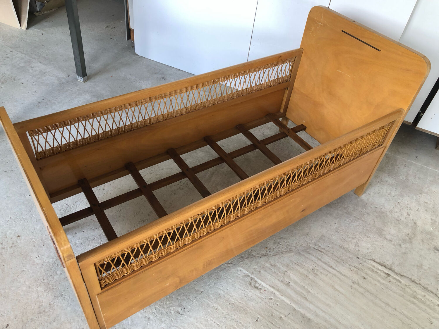 Scandinavian children's bed year 60 with rattan