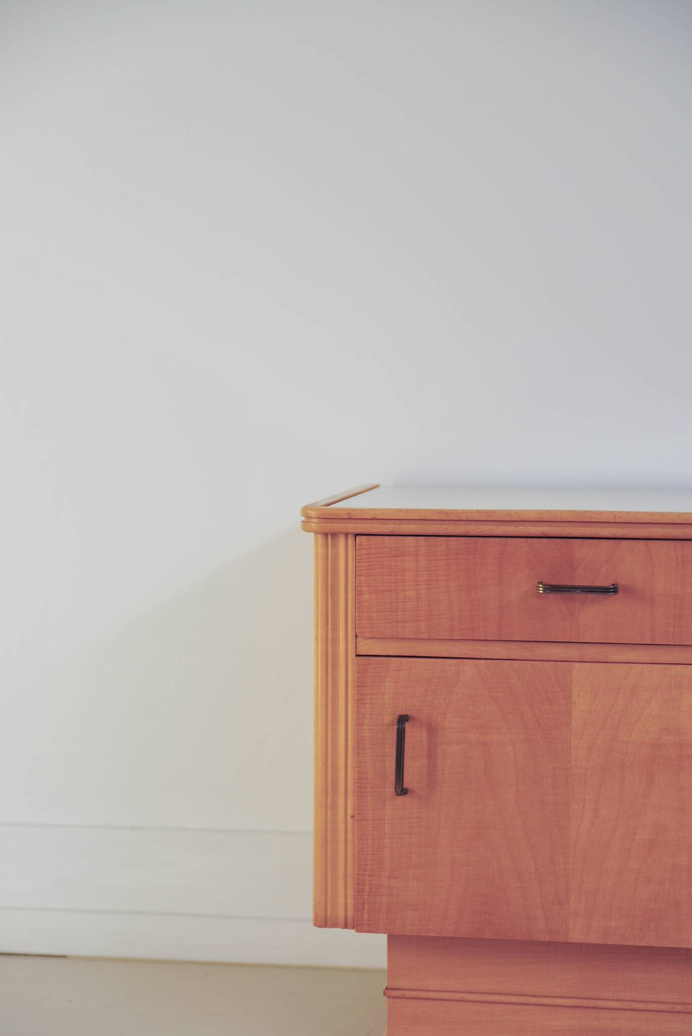 table de chevet vintage en bois clair