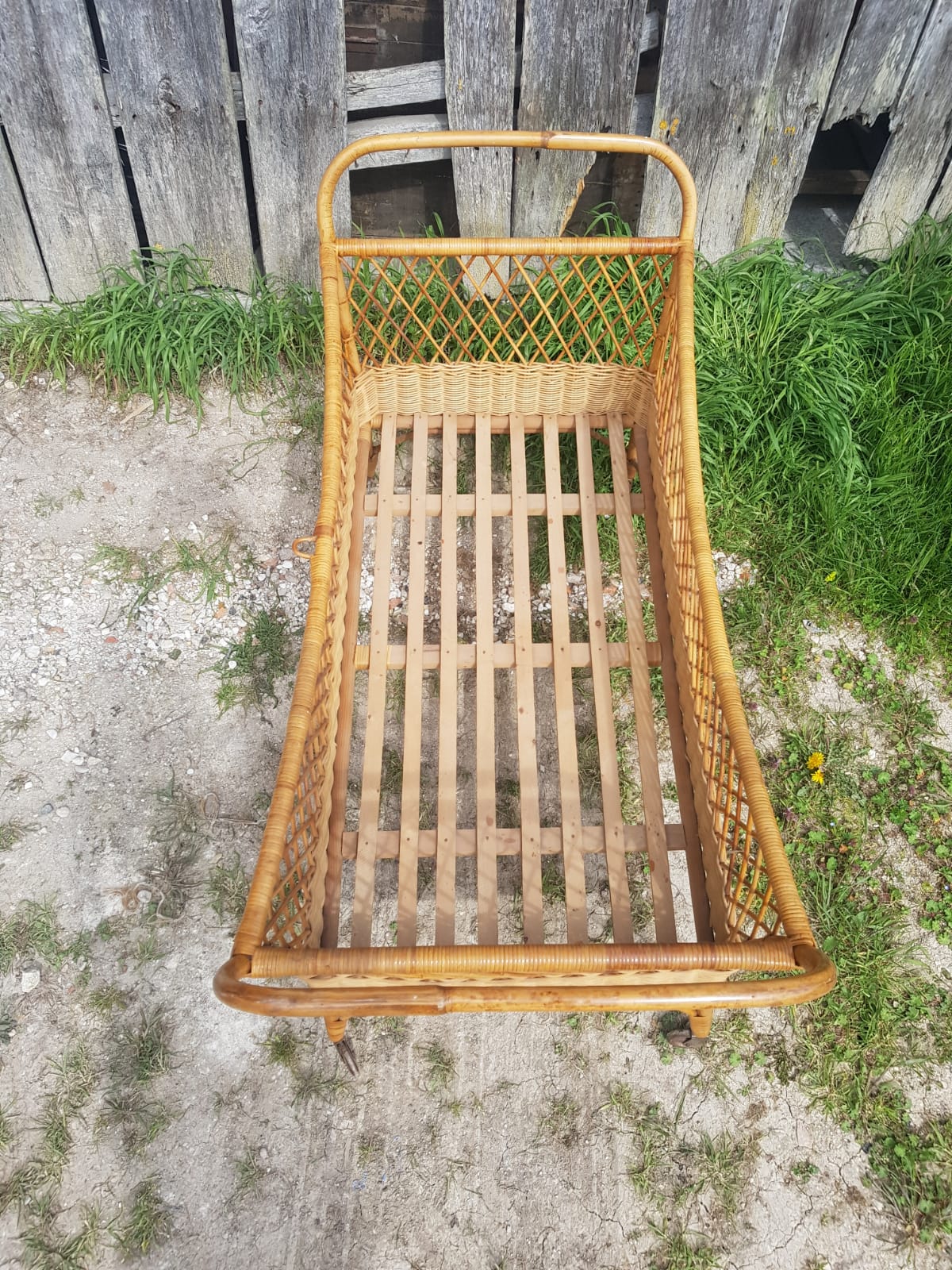 Former cradle bed baby rotin curved on vintage 60s roulettes