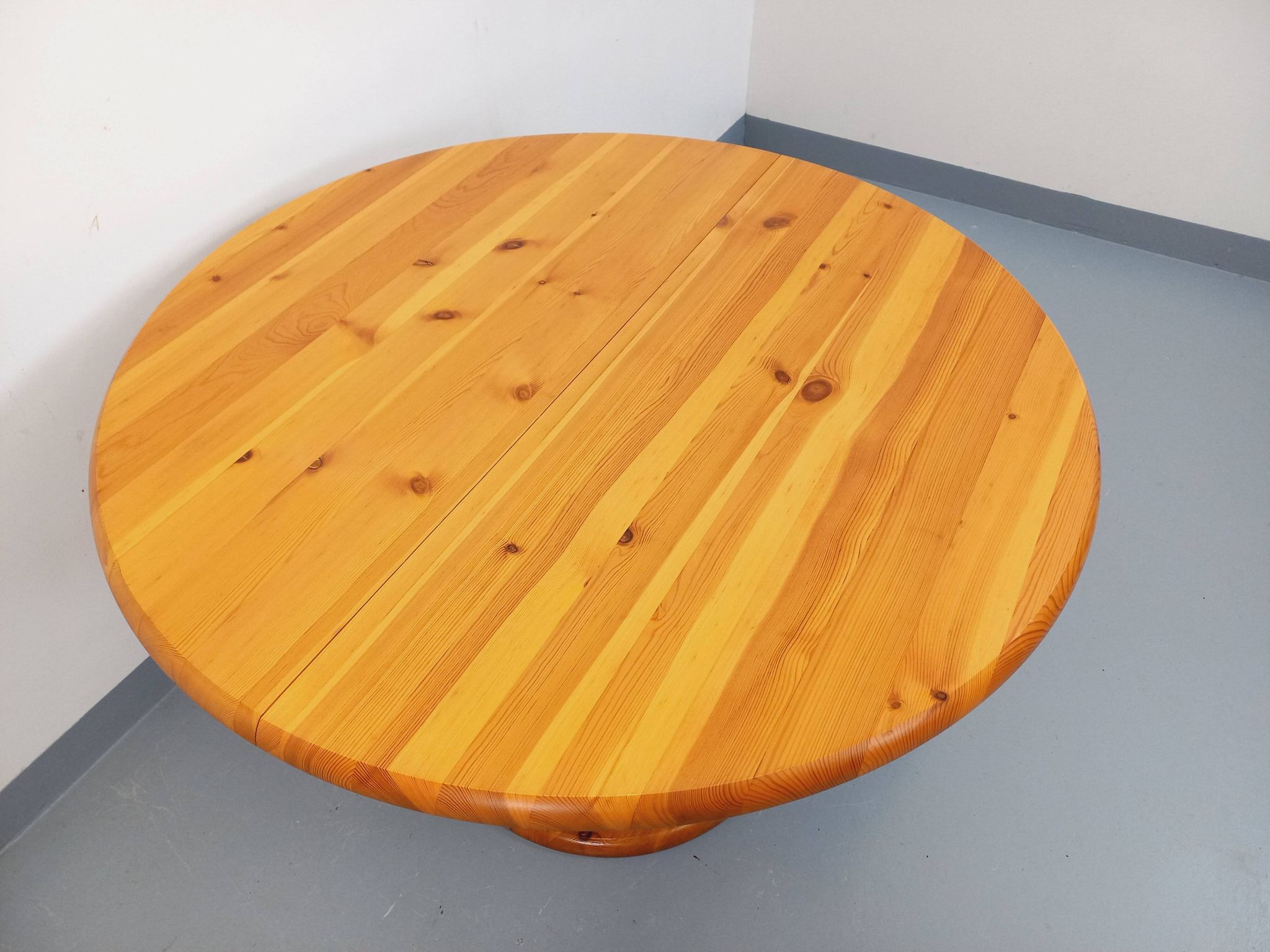 Table à manger ronde scandinave vintage style Rainer Daumiller en pin