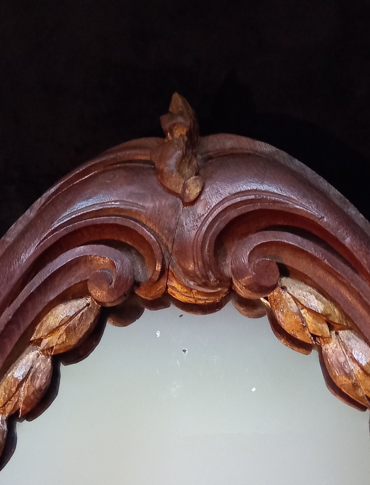 Mirror carved in oak with golden laurel leaves - early 19th century