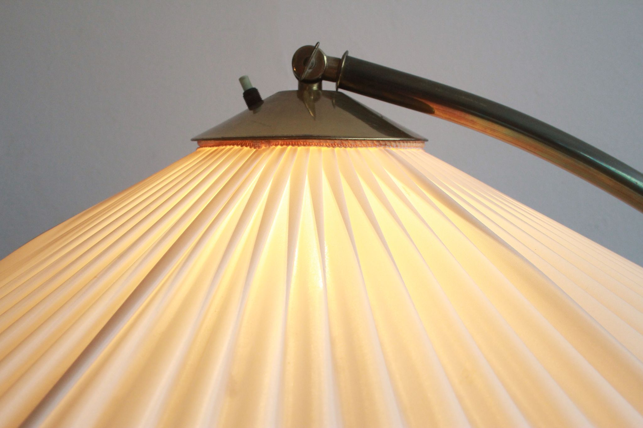 Lampadaire des années 1950 en laiton avec abat-jour plisée