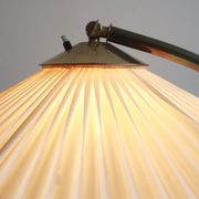 Lampadaire des années 1950 en laiton avec abat-jour plisée