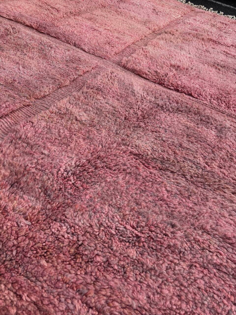 Tapis berbère rose à carreaux sur mesure