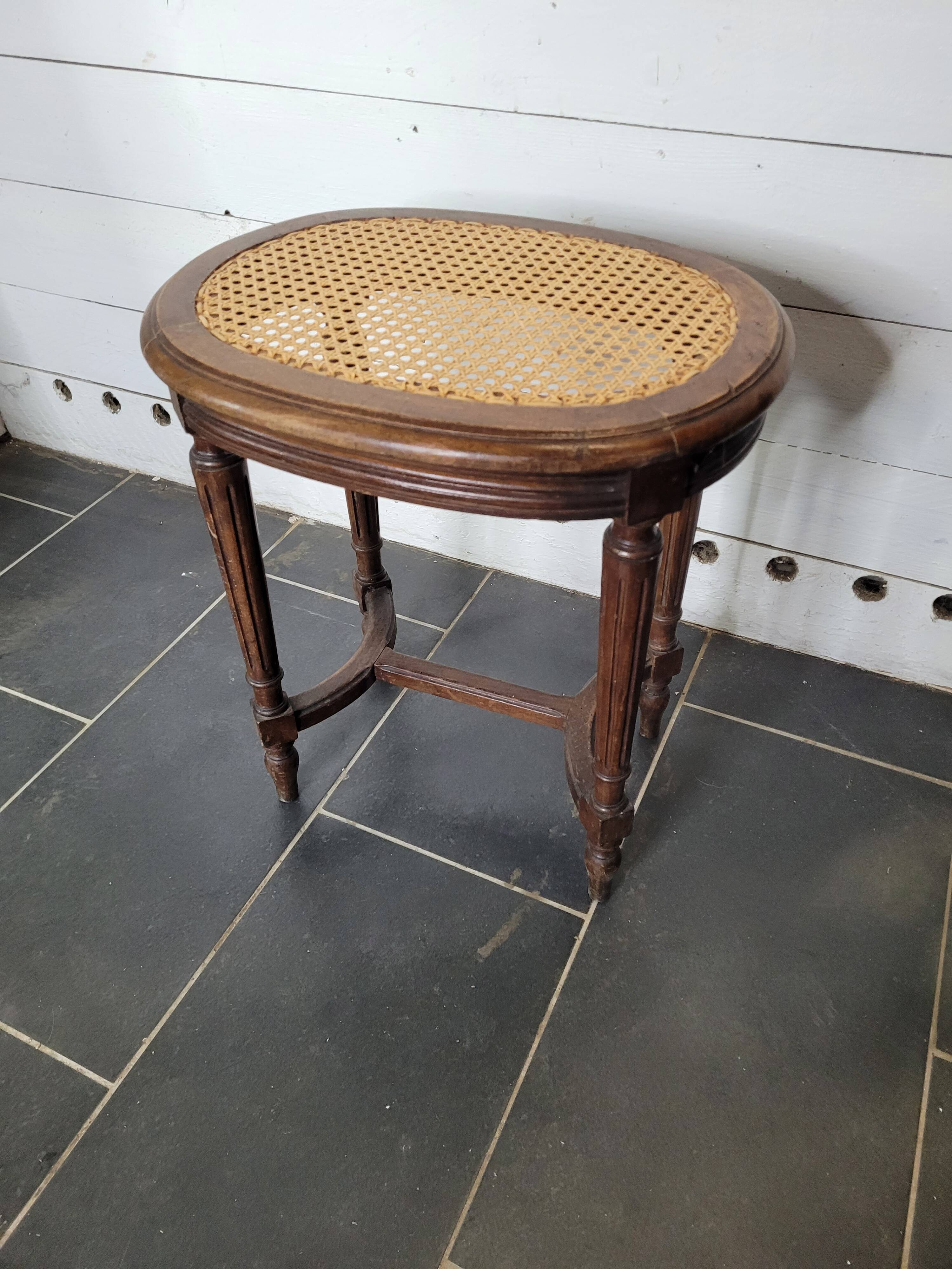 Piano bench