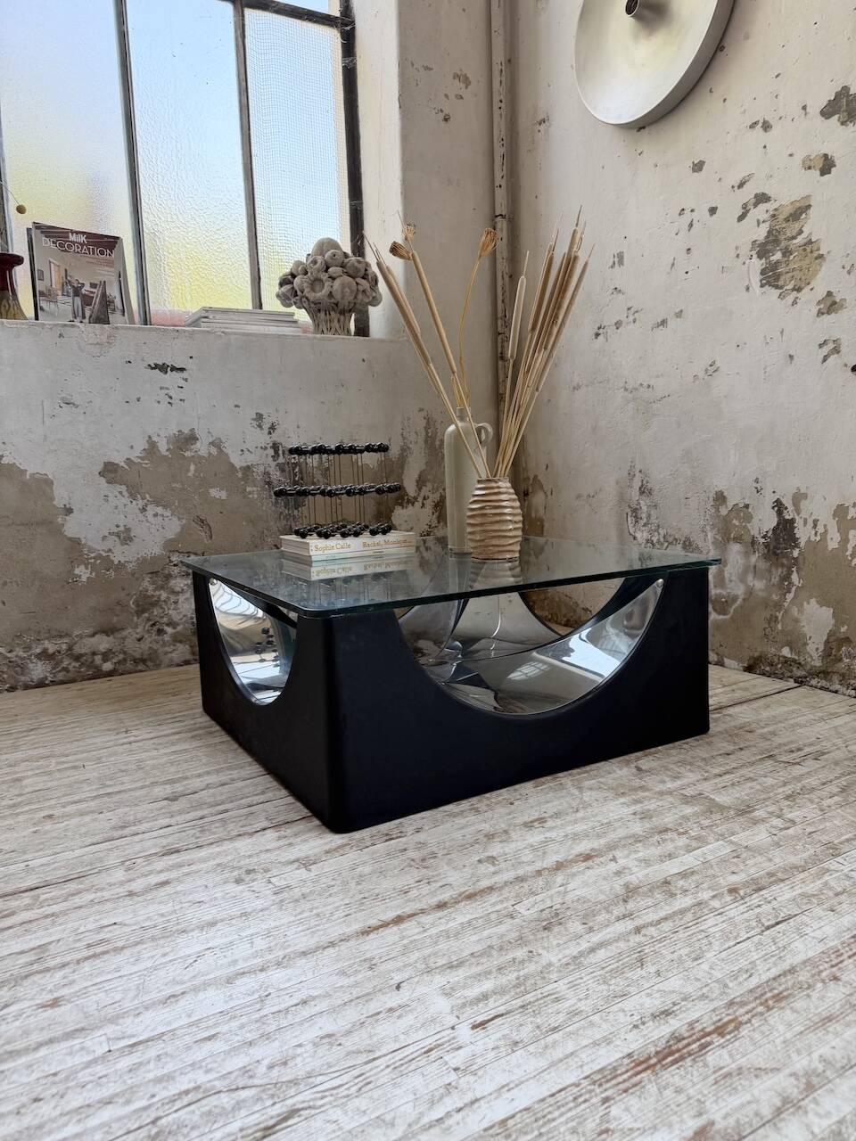 Table basse socle moulé et chrome, années 70