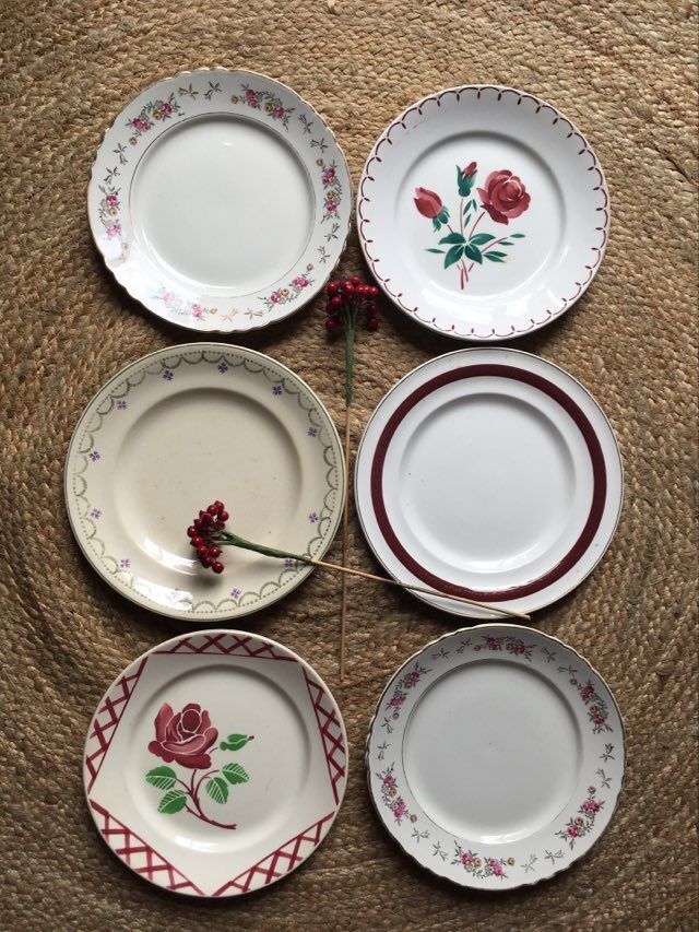 Old flat plates in red and green