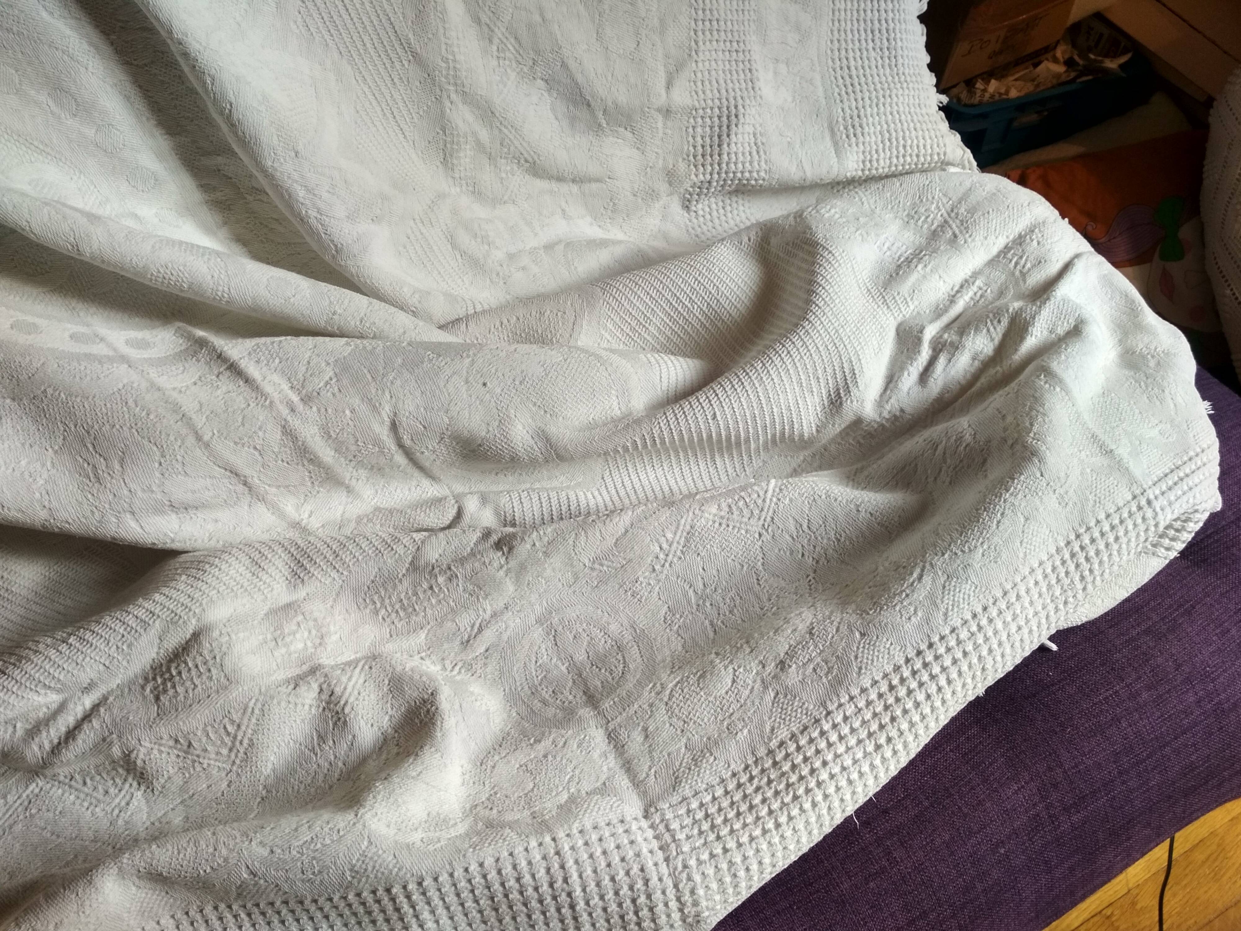 Bedspread in woven white cotton, double bed