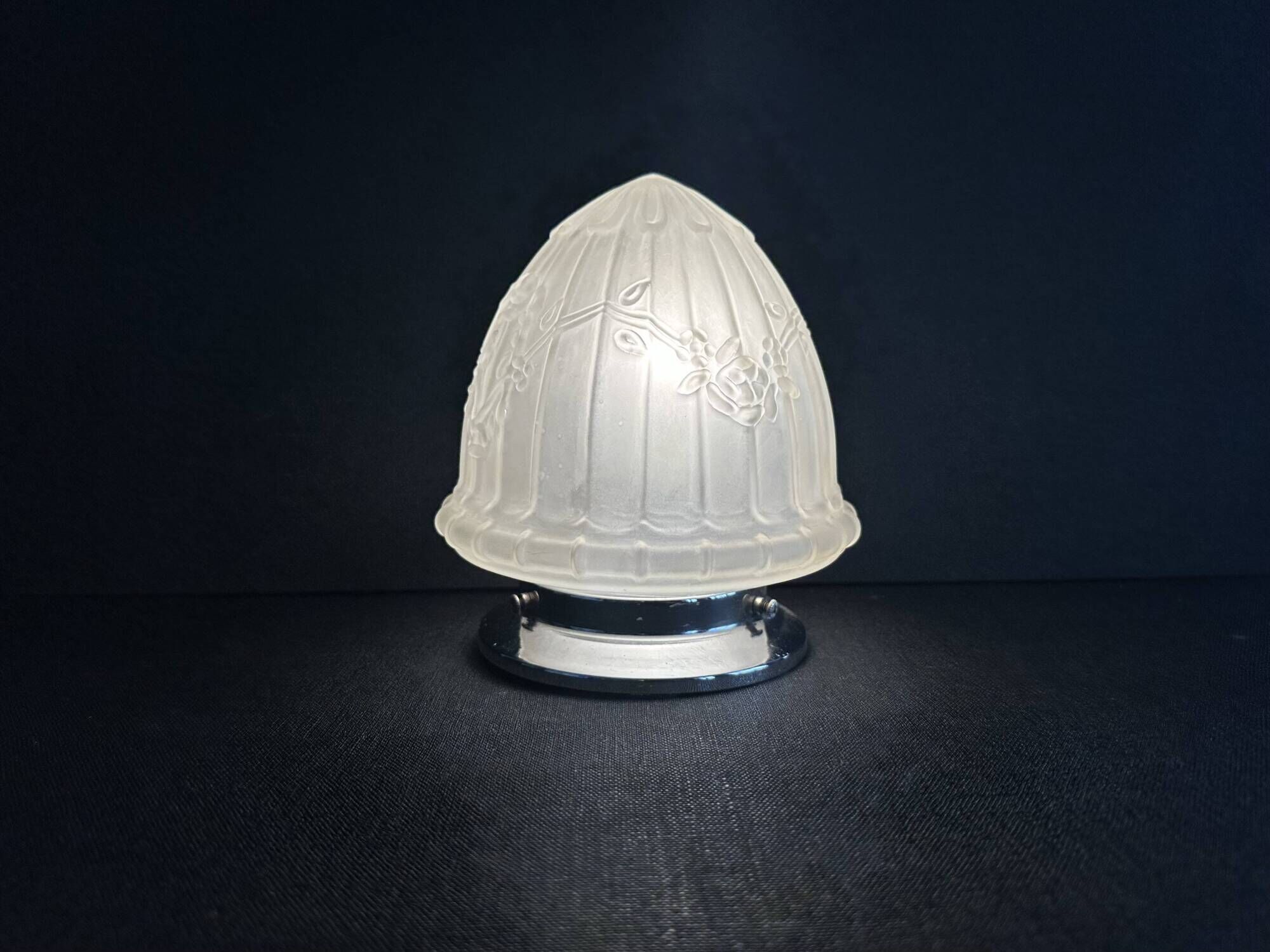 Small table lamp or Art Deco ceiling light from the 1930s in frosted glass.