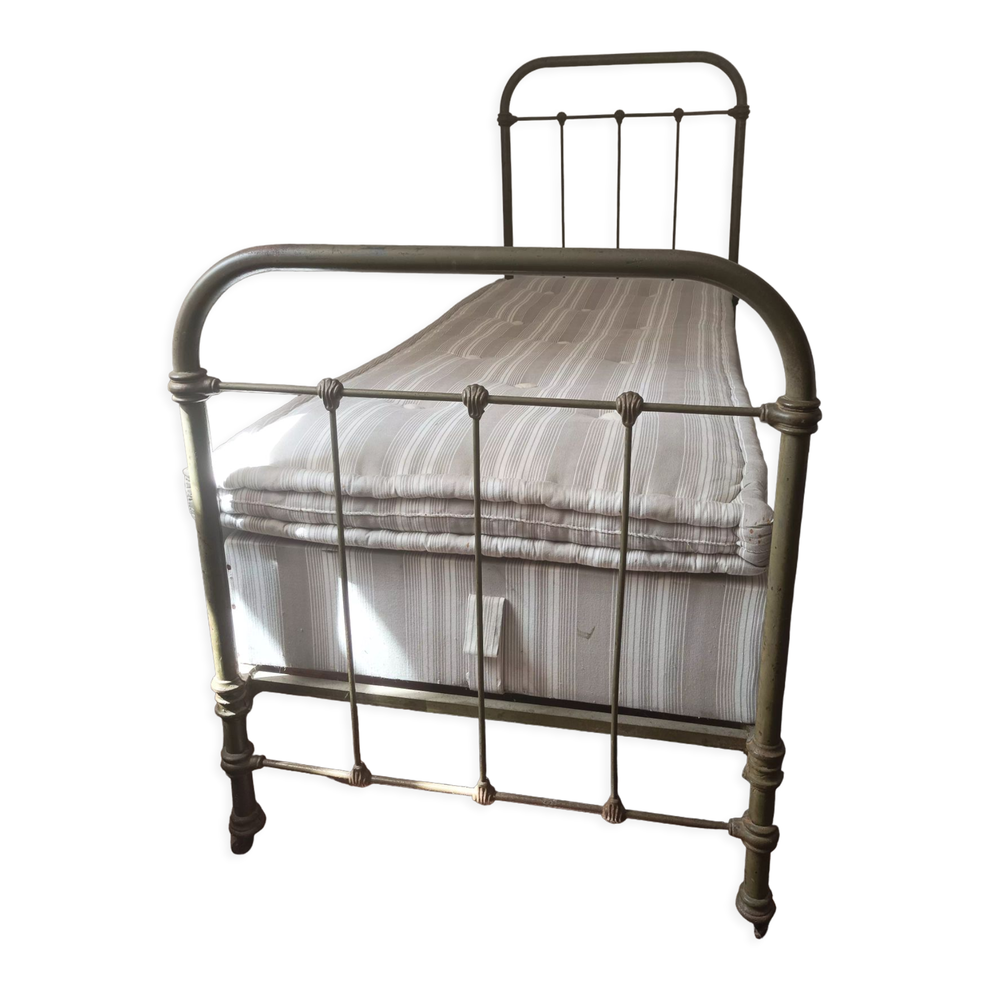 Children's bed old metal