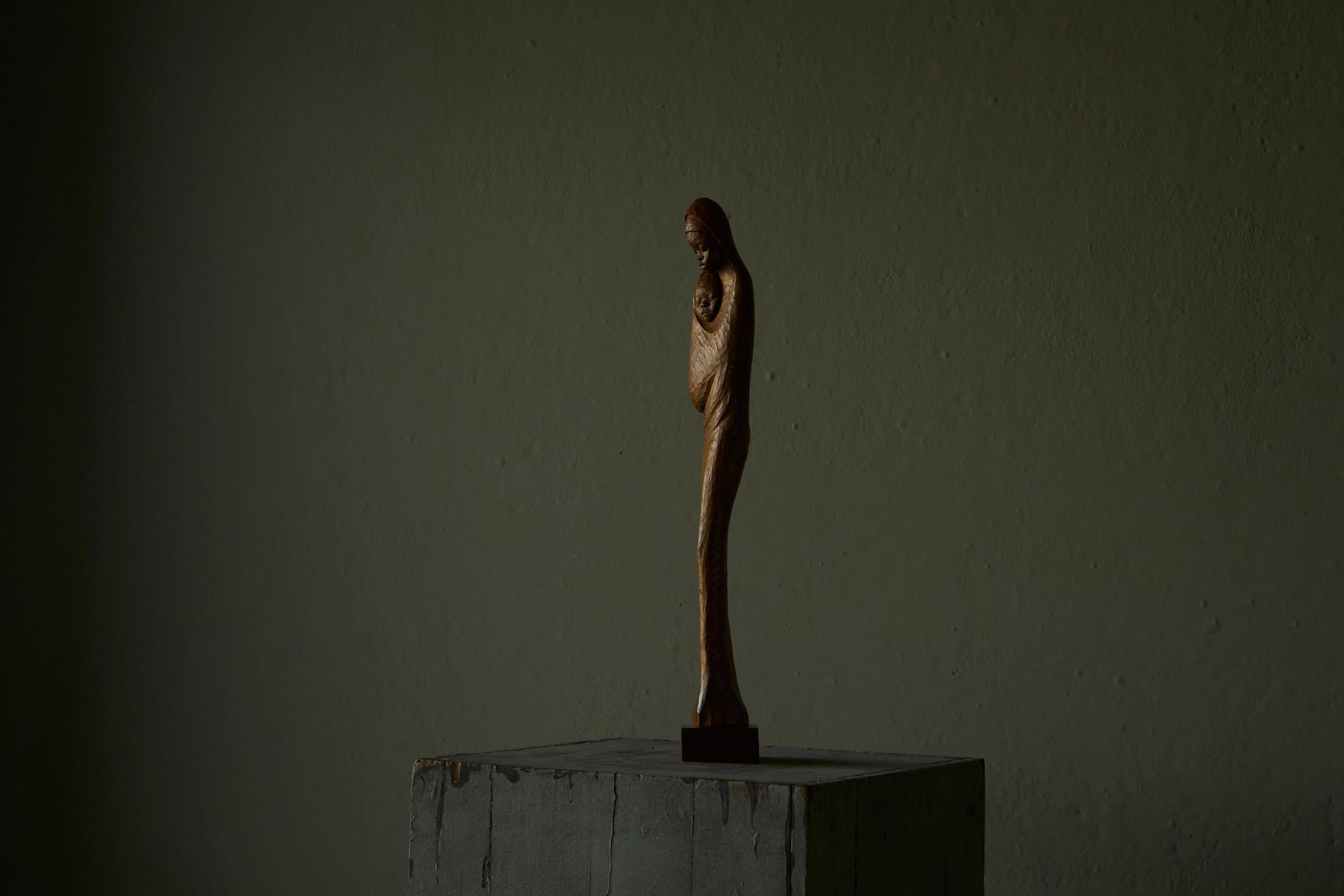 Sculpture of a woman and child in hand-carved wood, mid-20th century.