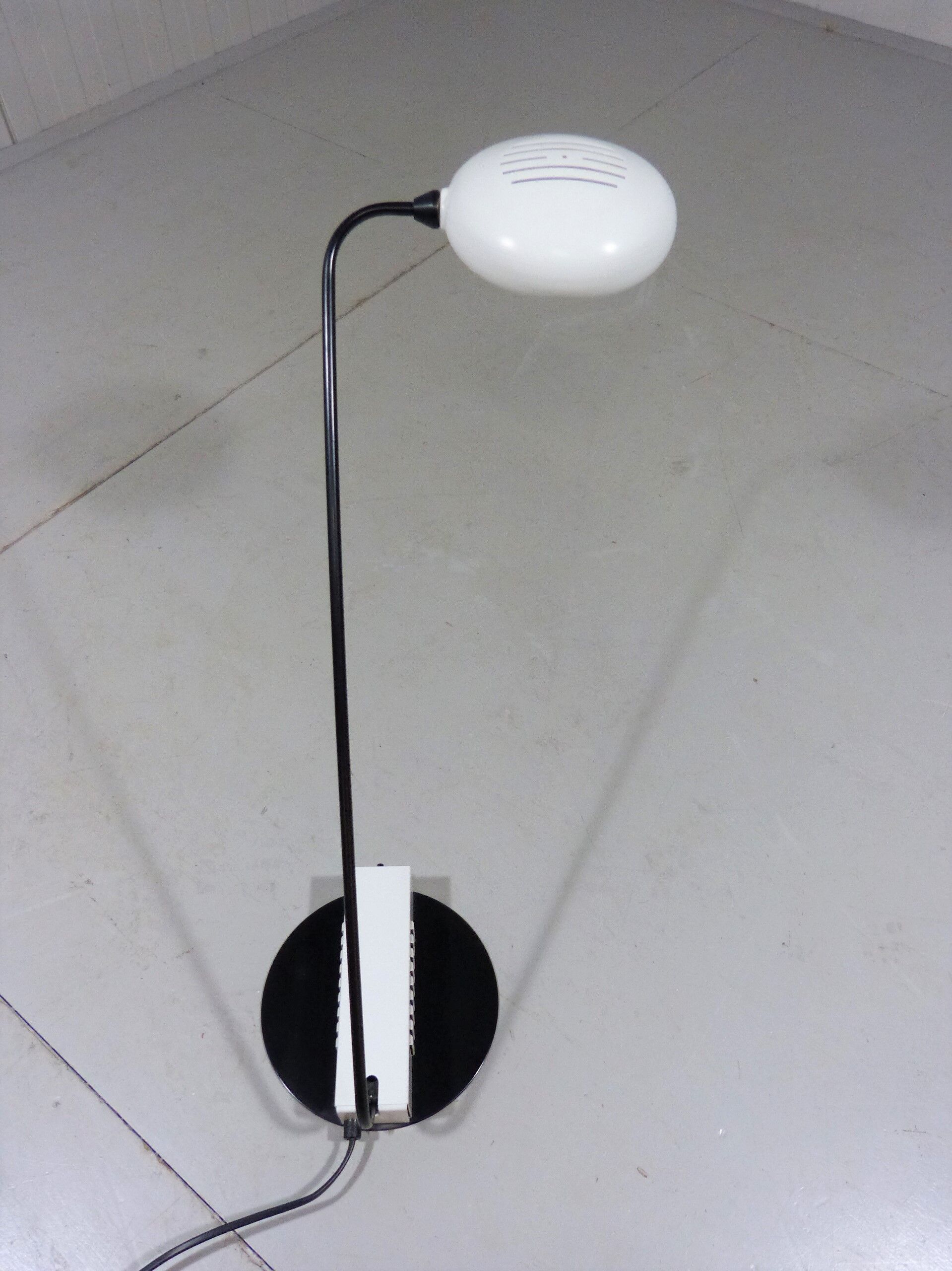Lampe de bureau italienne en blanc et noir, années 1980